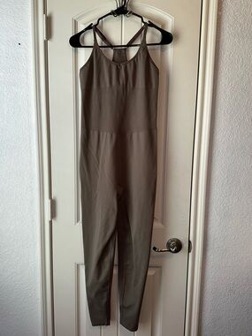 PINK Active VS Women’s Strappy Seamless Athletic Jumpsuit in Taupe size M